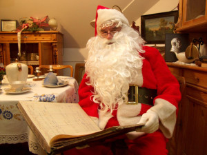 Weihnachtsmann mit Wunschzettel-Buch